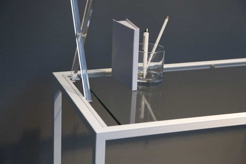minimalist-work-shift-table