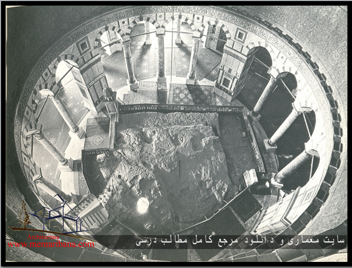 تصویر 2 – داخل بنای قبه الصخره – صخره مقدس موریا در میان شبستان 