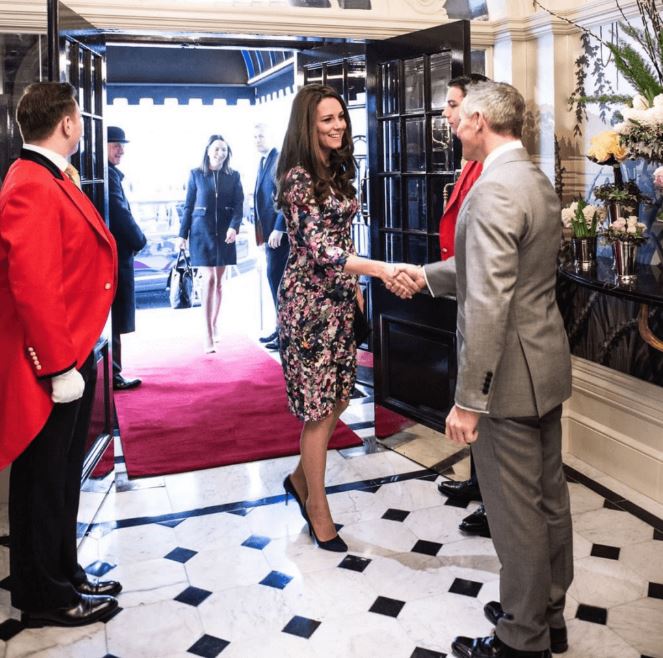فرش ابریشم قرمز دست بافت برای مهمانان